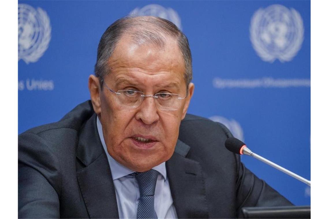 Sergej Lawrow, Außenminister von Russland, spricht bei einer Pressekonferenz bei der 76. Sitzung der UN-Generalversammlung am Hauptsitz der Vereinten Nationen. Foto: Mary Altaffer/AP/dpa