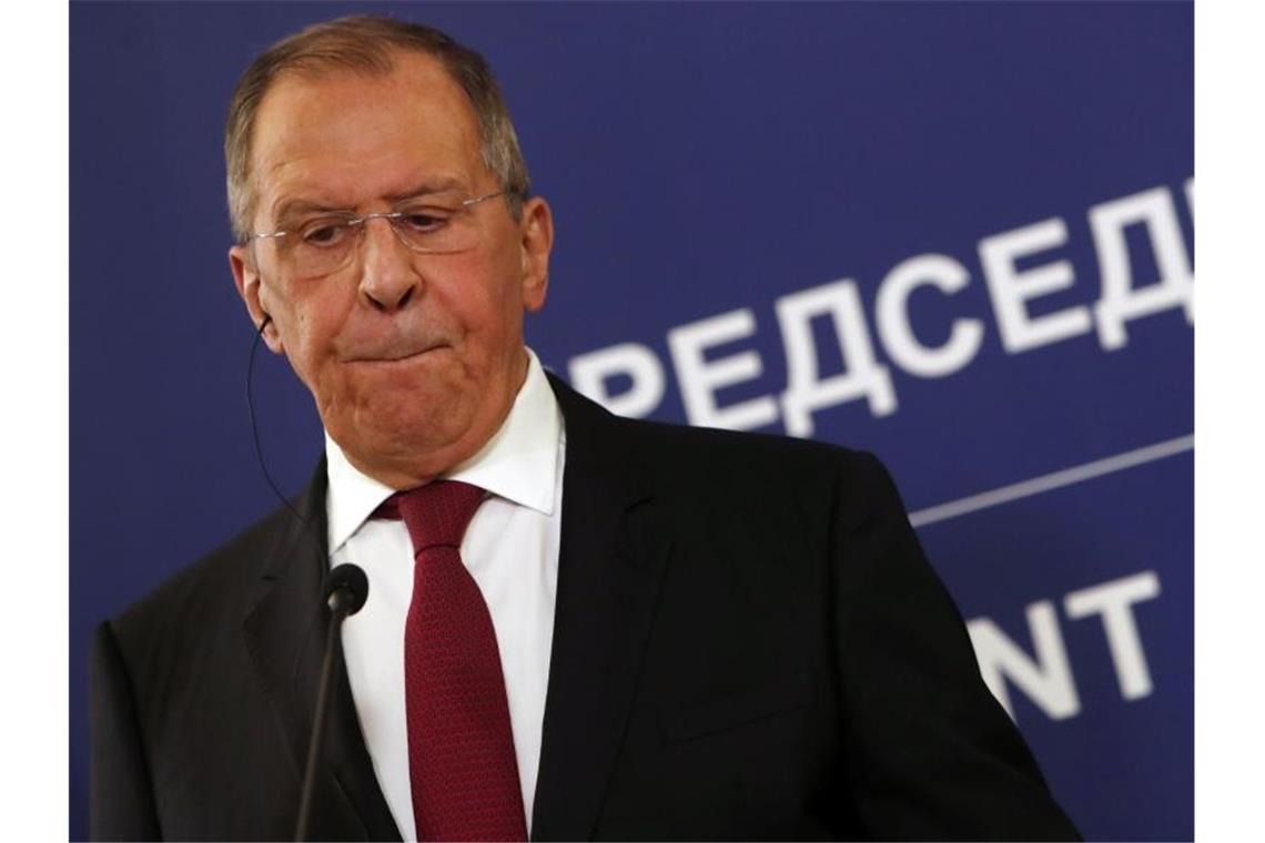 Sergej Lawrow, Außenminister von Russland, während einer Pressekonferenz. Foto: Darko Vojinovic/AP/dpa