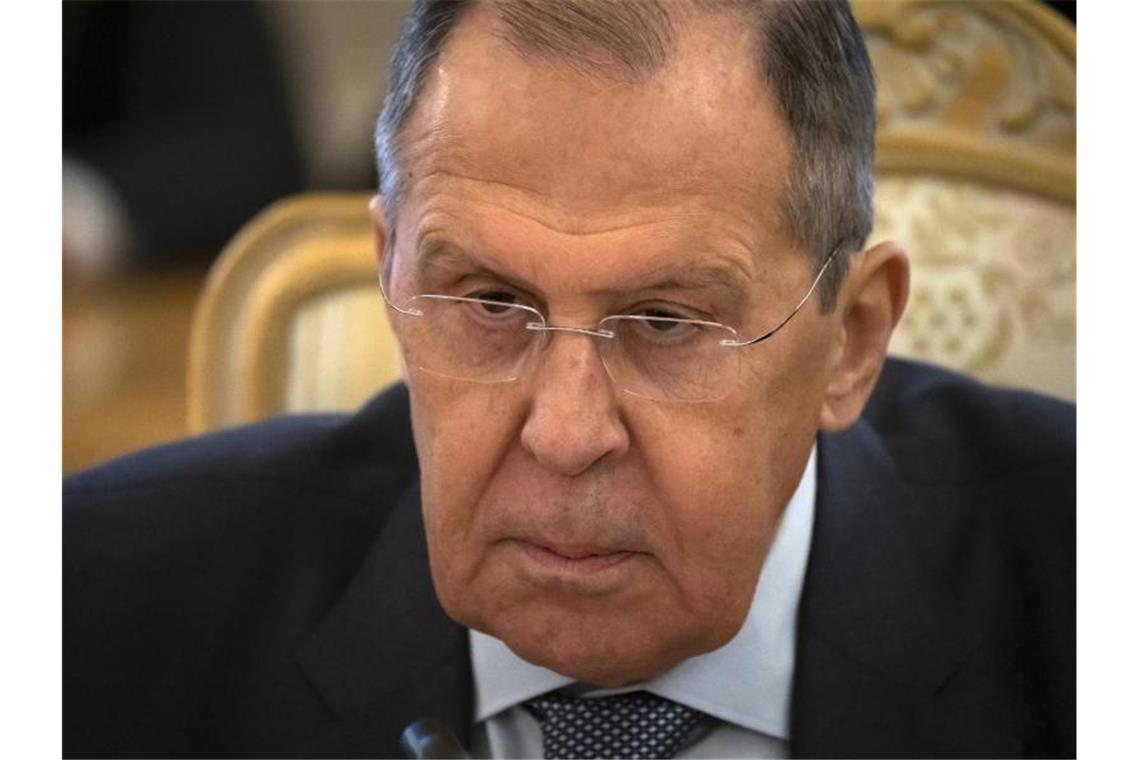Baerbock reist in die Ukraine und nach Russland Sergej Lawrow beklagt mangelndes Entgegenkommen von Nato und USA. Foto: Pavel Golovkin/AP POOL/dpa