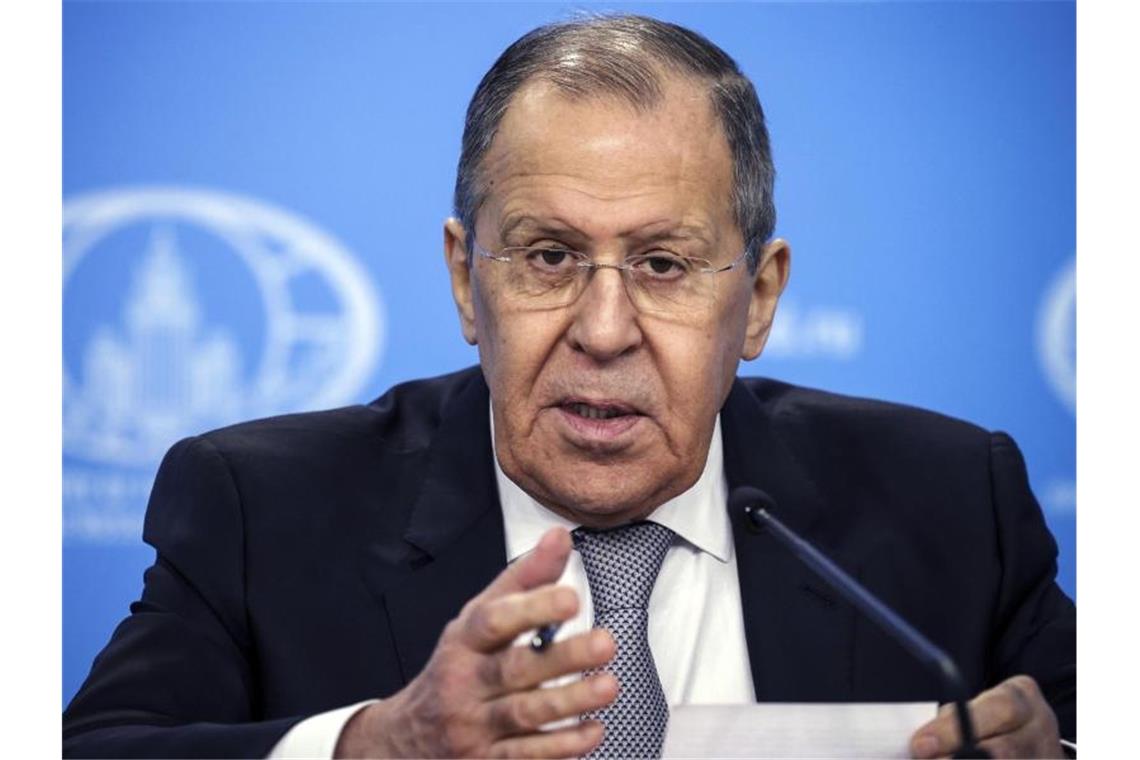 Baerbock reist in die Ukraine und nach Russland Sergej Lawrow beklagt mangelndes Entgegenkommen von Nato und USA. Foto: Dimitar Dilkoff/Pool AFP/AP/dpa