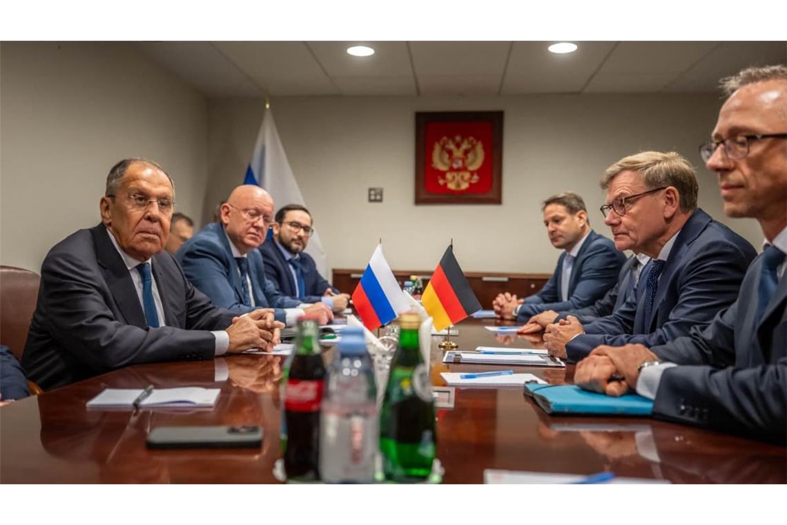 Sergej Lawrow (l), Außenminister von Russland, 
sitzt gegenüber von Johann Wadephul (CDU, 2.v.r), Außenminister, bei einem Treffen am Rande der Sitzung der UN Generalversammlung bei den Vereinten Nationen.