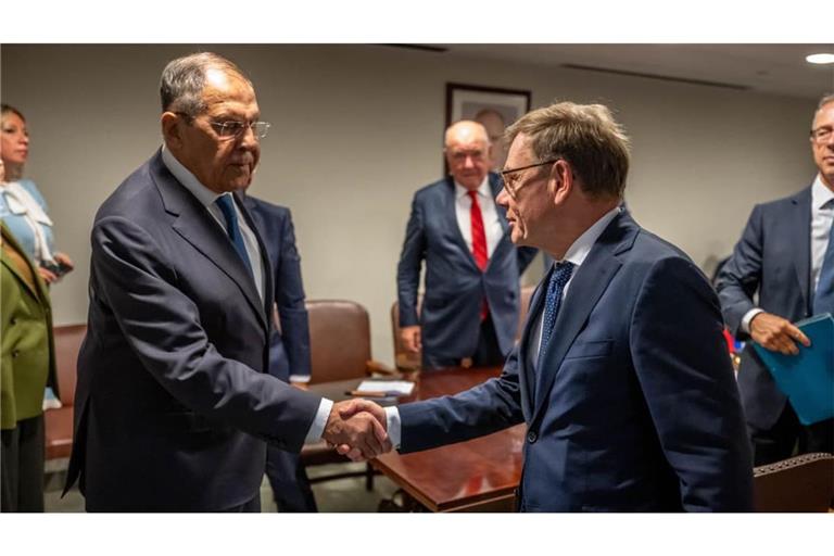 Sergej Lawrow (l), Außenminister von Russland,
verabschiedet sich von Johann Wadephul (CDU, r), Außenminister, nach einem Treffen am Rande der Sitzung der UN Generalversammlung bei den Vereinten Nationen.