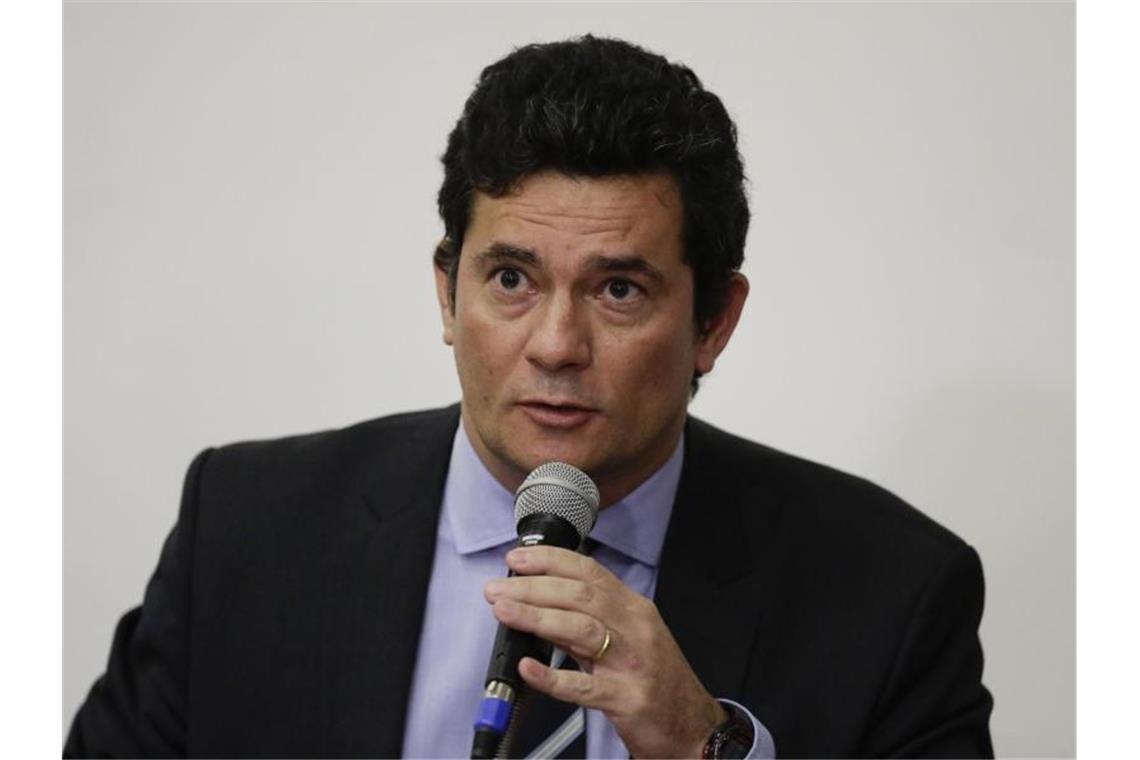 Brasiliens Justizminister geht im Streit mit Bolsonaro Sergio Moro, Justizminister von Brasilien, kündigt auf einer Pressekonferenz seinen Rücktritt an. Moro gab dies bekannt, nachdem der brasilianische Präsident Bolsonaro einen neuen Chef der Bundespolizei des Landes ernannt hatte. Foto: Eraldo Peres/AP/dpa