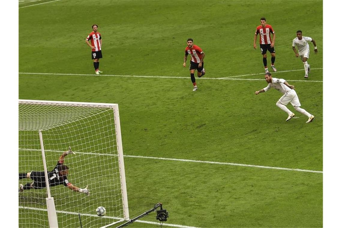 Siebter Sieg in Serie: Real hält Barca auf Distanz Sergio Ramos (r) traf für Real Madrid per Elfmeter zum Sieg. Foto: Alvaro Barrientos/AP/dpa