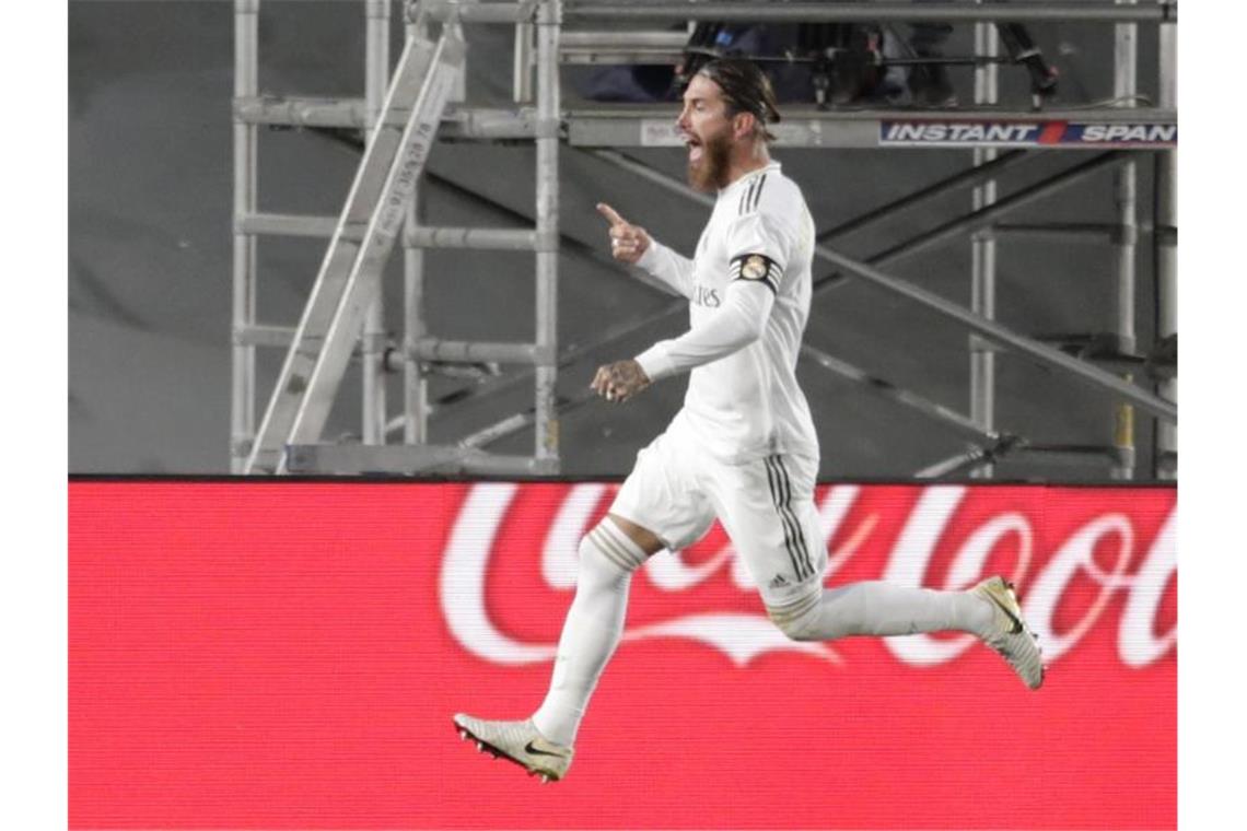 Real-Coach: Ohne Leiden keine Siege - Titel rückt näher Sergio Ramos von Real Madrid jubelt über seinen Treffer zum 1:0. Foto: Bernat Armangue/AP/dpa