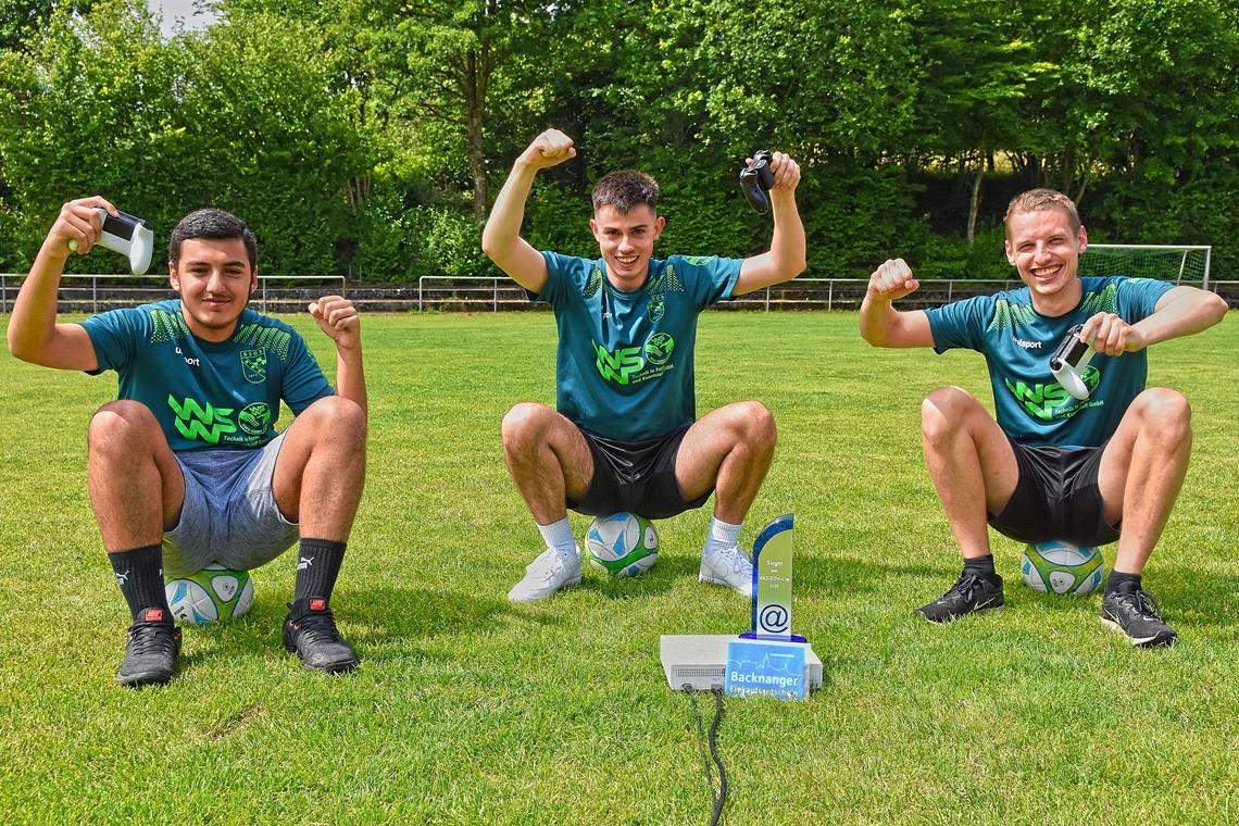 Serkan Dogan, Lukas Salzinger und Luca Krämer (von links) von der SG Oppenweiler/Strümpfelbach freuen sich über den Pokal und die Backnanger Einkaufsgutscheine im Gesamtwert von 100Euro für den Sieg beim BKZ-FIFA-Cup. Foto: T. Sellmaier