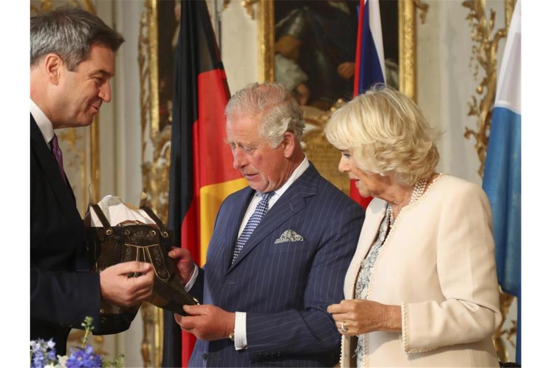 „Servus“: Prinz Charles und seine Frau, Herzogin Camilla, zu Gast beim bayerischen Ministerpräsidenten Markus Söder (l). Foto: Matthias Schrader/AP/Pool/dpa
