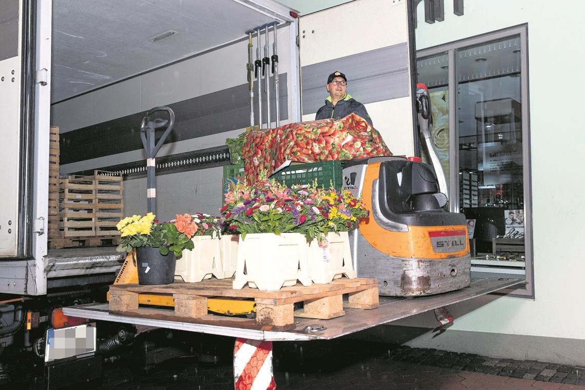„Da brauchst du echt ein gutes Team“ Sesam, öffne dich: Eine Ladebühne und zwei Hubwagen erleichtern für Johannes Schaaf das Ein- und Ausräumen am Lastwagen.
