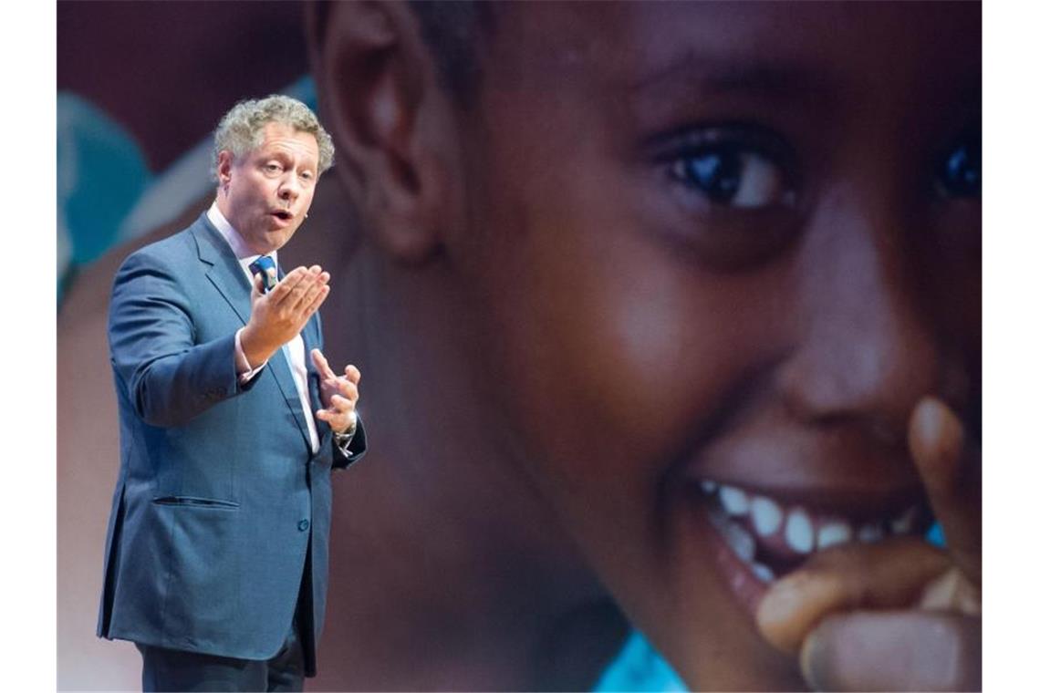 Seth Berkley, Geschäftsführer von Gavi, spricht 2015 bei einer Konferenz in Berlin. Berkley fordert, einen künftigen Impfstoff für einige Zeit zum öffentlichen Gemeingut zu erklären. Foto: Bernd Von Jutrczenka/dpa