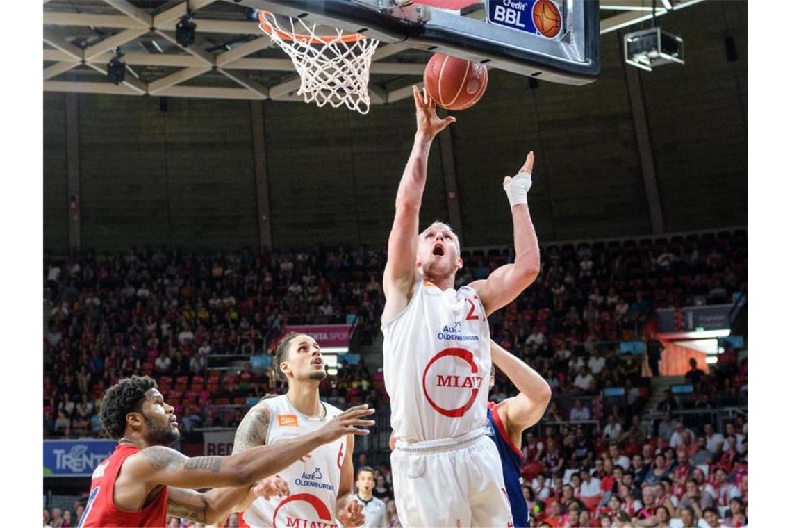 Seth Hinrichs wechselt von Vechta zu ratiopharm Ulm Seth Hinrichs von Vechta (r) wirft einen Korb. Foto: Matthias Balk/Archivbild