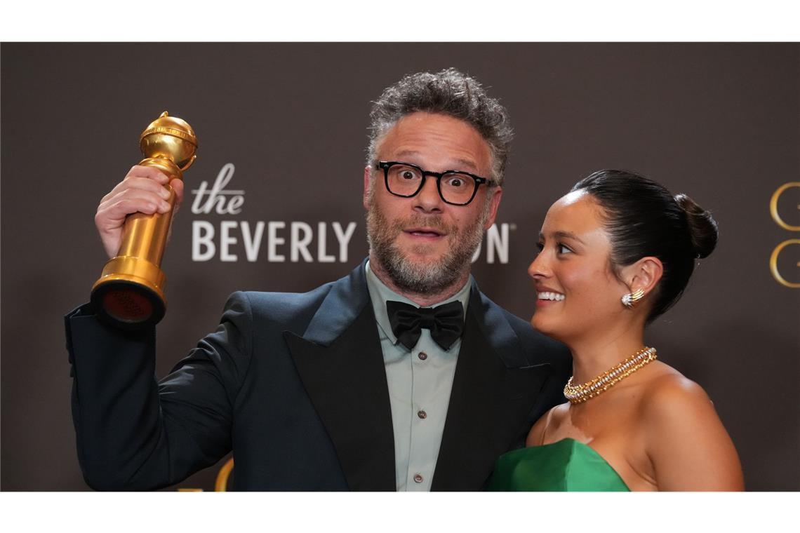 Seth Rogen (l) und Chase Sui Wonders posieren im Presseraum mit dem Preis für die beste Fernsehserie - Musical oder Komödie für „The Studio“ während der 83. Golden Globes im Beverly Hilton.