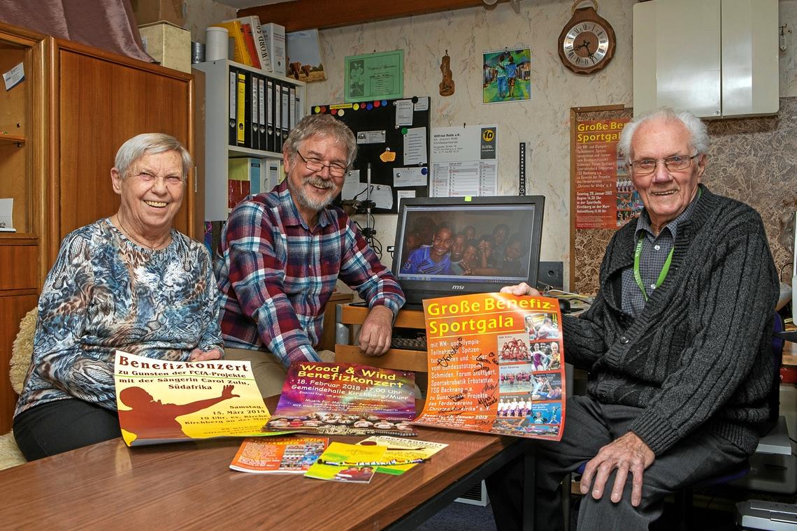 Situation der Frauen gibt den Ausschlag Setzen sich dafür ein, dass hilfsbedürftige Menschen in Afrika Hilfe zur Selbsthilfe bekommen (von links): Maria Schwinn, Heinz Renz und Heinz Schwinn. Deshalb haben sie bereits 2006 in Kirchberg an der Murr einen Verein gegründet. Fotos: A. Becher, privat