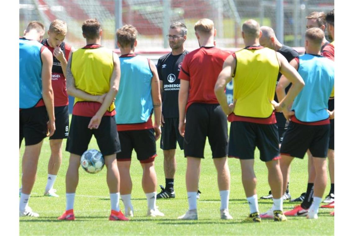 „Pakt“ für die Rettung: Nürnberg in Relegation unter Druck Setzt auf die Ehre der Spieler und die Folgen eines kurzen Trainingslagers. Interimstrainer Michael Wiesinger (M) spricht zur Mannschaft. Foto: Timm Schamberger/dpa