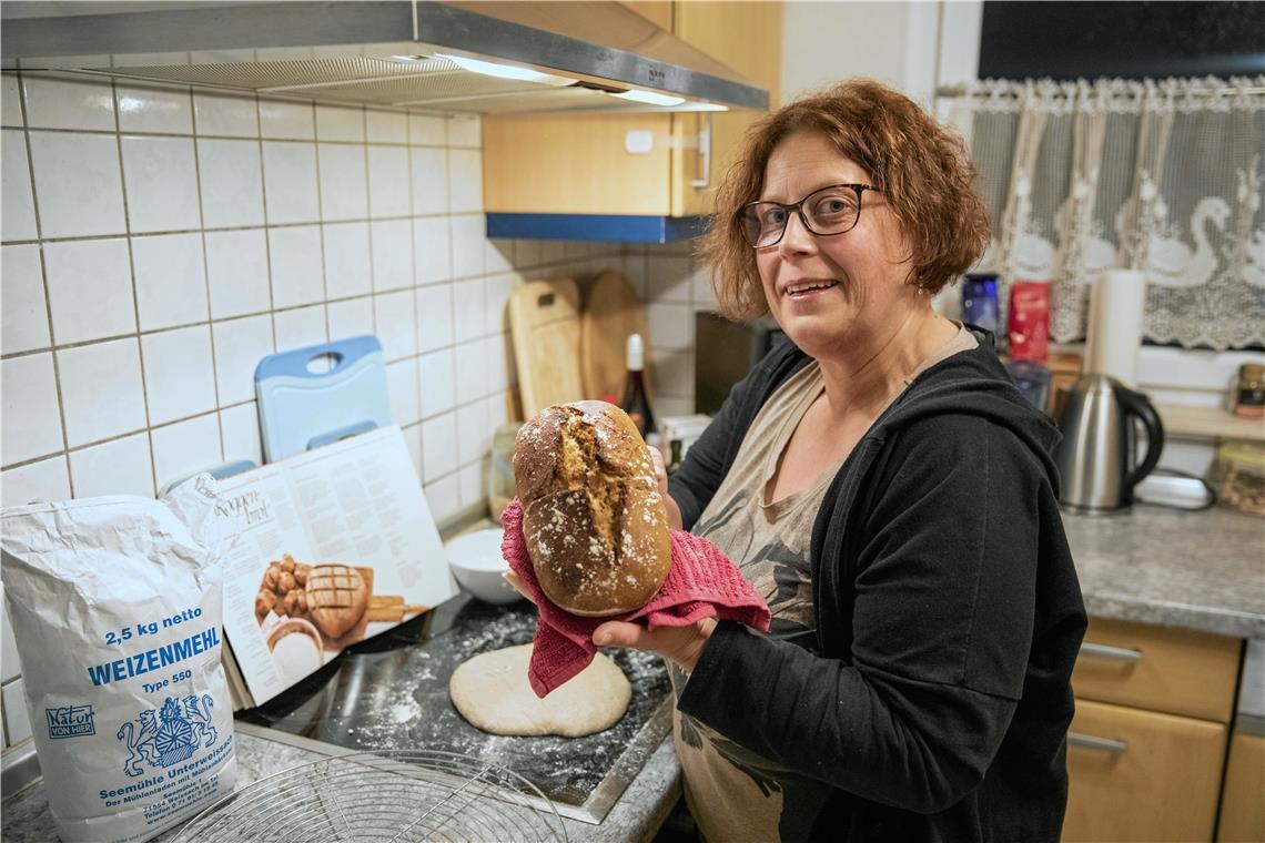 Setzt in Zeiten wie diesen auf Kreativität: Margit Schüle backt Brot und stellt auch andere Lebensmittel wie Pesto selbst her. Foto: A. Becher