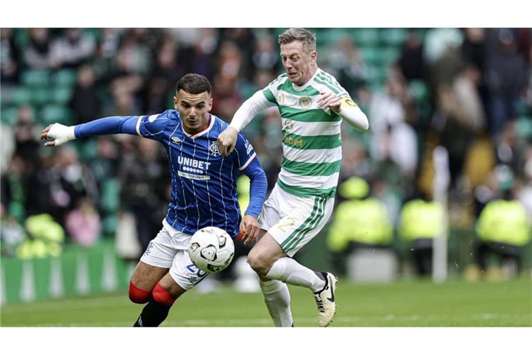 Setzt sich durch: Flügelspieler Badredine Bouanani von den Rangers (links) gegen Callum McGregor von Celtic Glasgow.