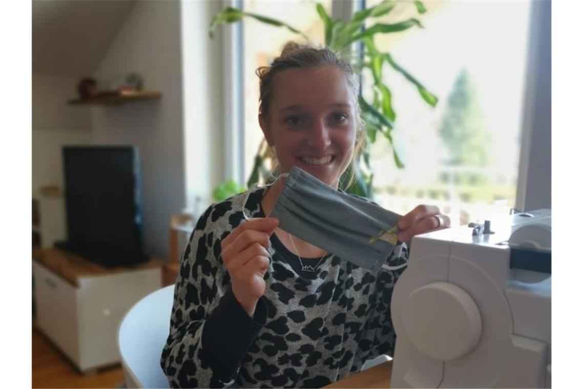 Was Sportler in der Corona-Krise Gutes tun Setzt sich in der Corona-Krise an die Nähmaschine zum Mundschutznähen: Skispringerin Katharina Althaus. Foto: Privat/DSV/dpa