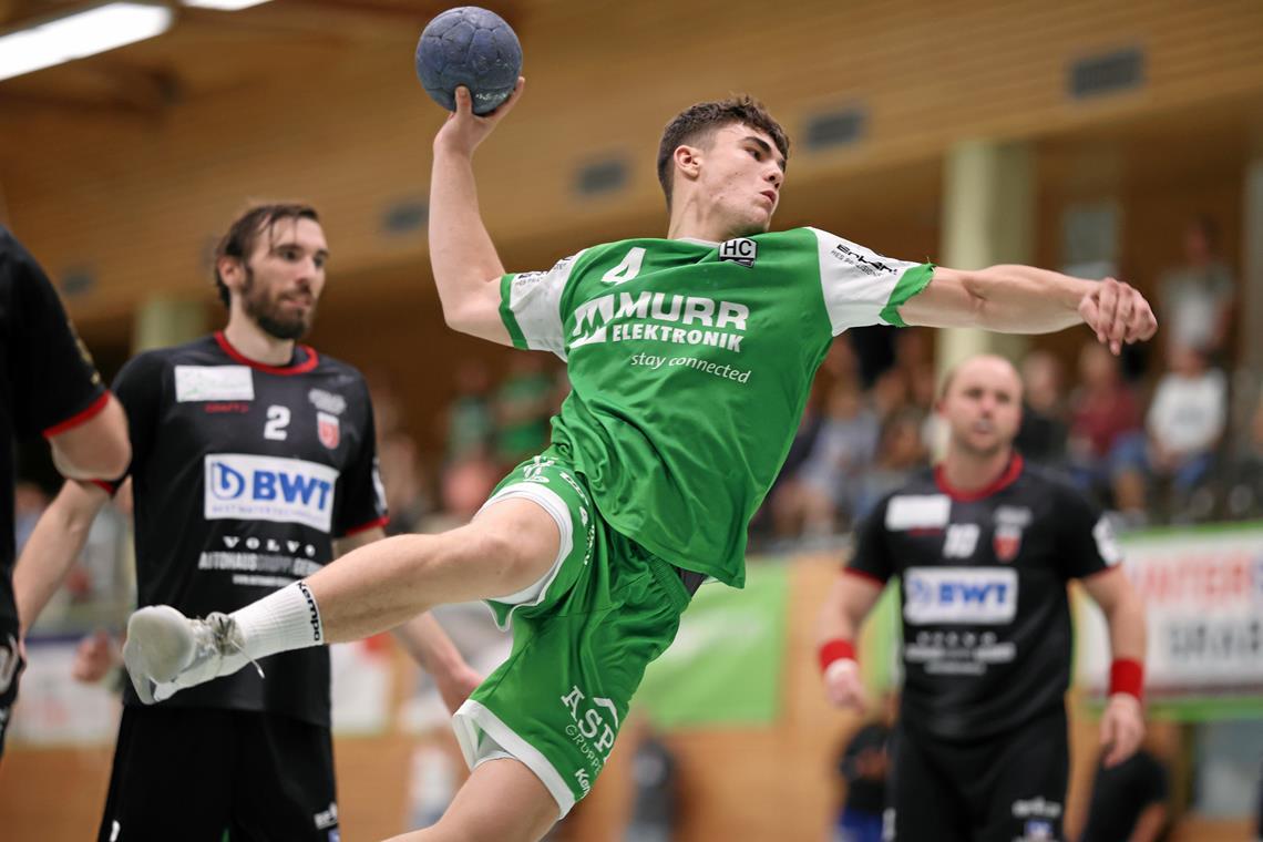 Der HC Oppenweiler/Backnang überspringt die hohe Auswärtshürde Setzte sich in der letzten Minute durch und erzielte für Oppenweiler/Backnang den entscheidenden Treffer: Elias Newel. Foto: Alexander Becher