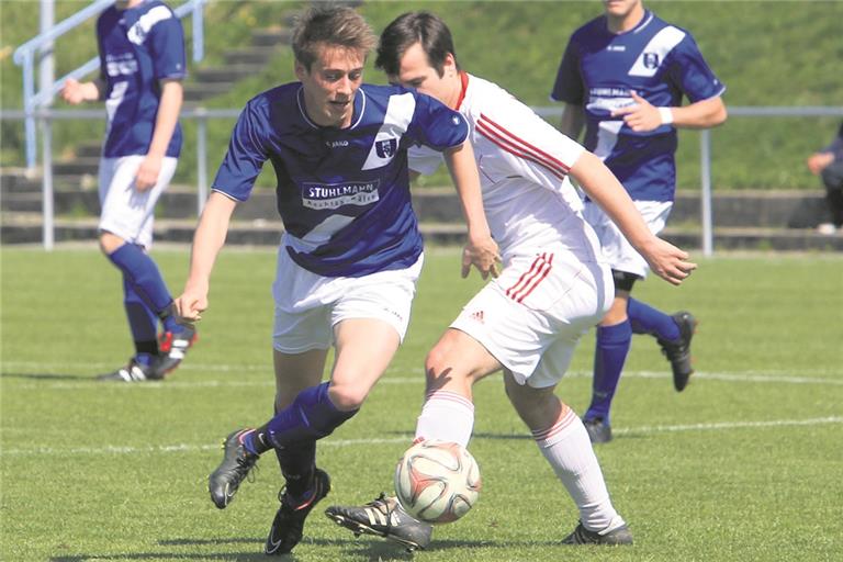 Setzte sich in Kaisersbach zweimal entscheidend durch und schoss den SVU in der letzten Minute der Verlängerung ins Halbfinale: Denis Leon Krug (links), der beim Weissacher 2:1 beide Treffer erzielte. Foto: B. Strohmaier