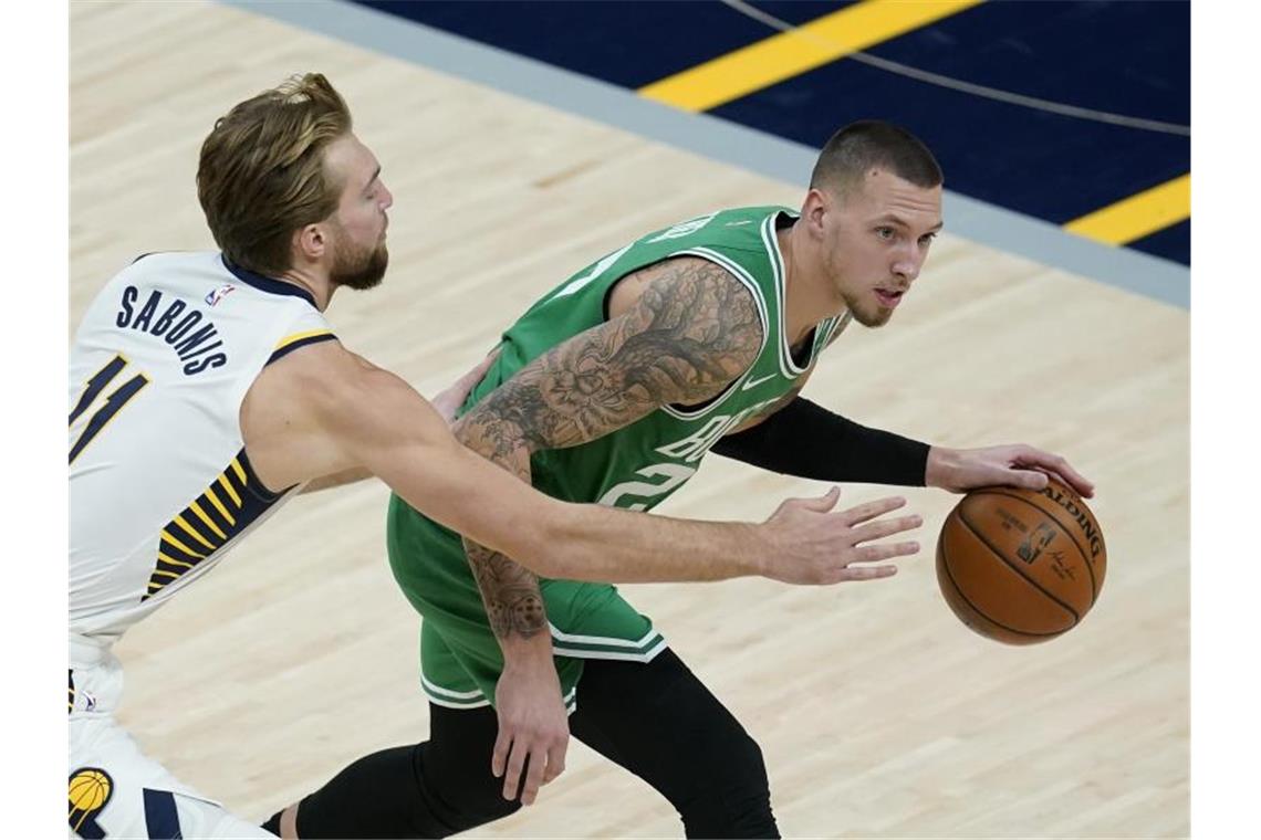 Setzte sich mit den Boston Celtics gegen Domantas Sabonis (l) und die Indiana Pacers durch: Daniel Theis. Foto: Darron Cummings/AP/dpa