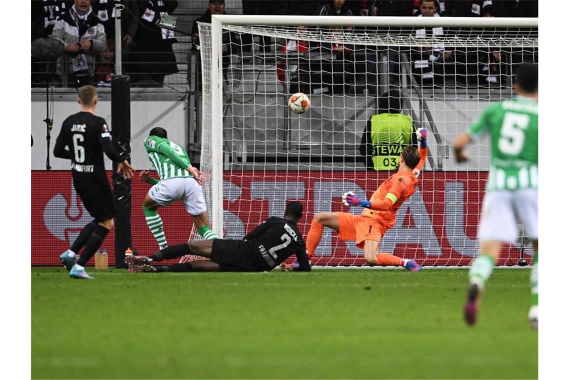 Sevillas Borja Iglesias (2.v.l.) erzielt den Treffer zum 1:0 bei Eintracht Frankfurt. Foto: Arne Dedert/dpa