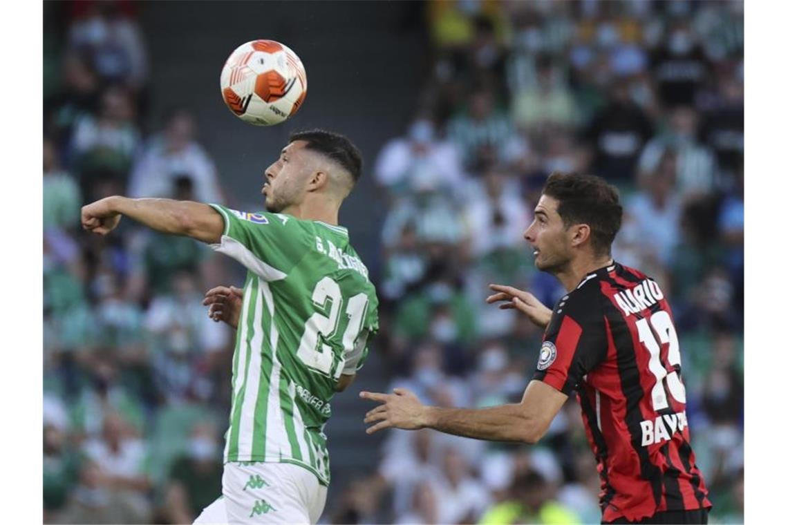 Sevillas Guido Rodriguez (l) ist vor Lucas Alario am Ball. Foto: Jose Luis Contreras/AP/dpa