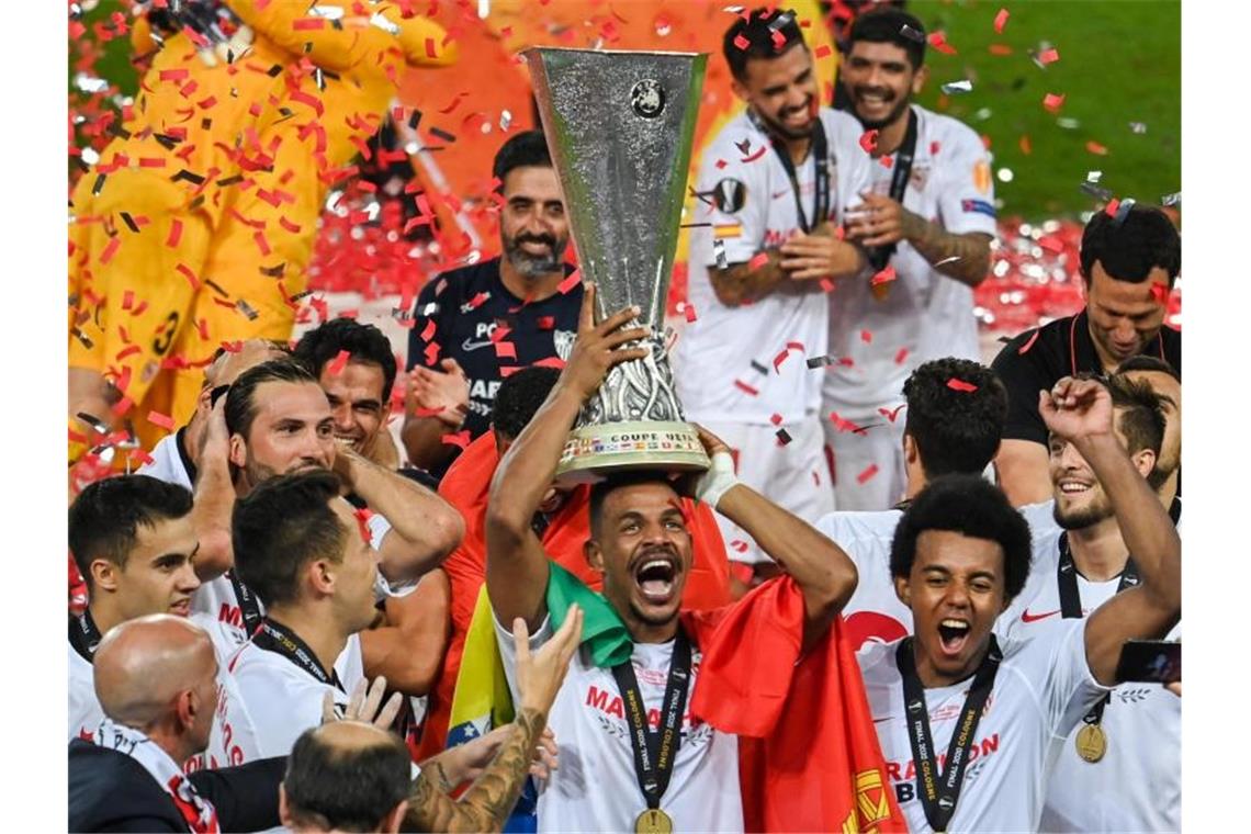 Sevillas Spieler feiern ihren Sieg mit dem Europa-League-Pokal. Foto: Federico Gambarini/dpa