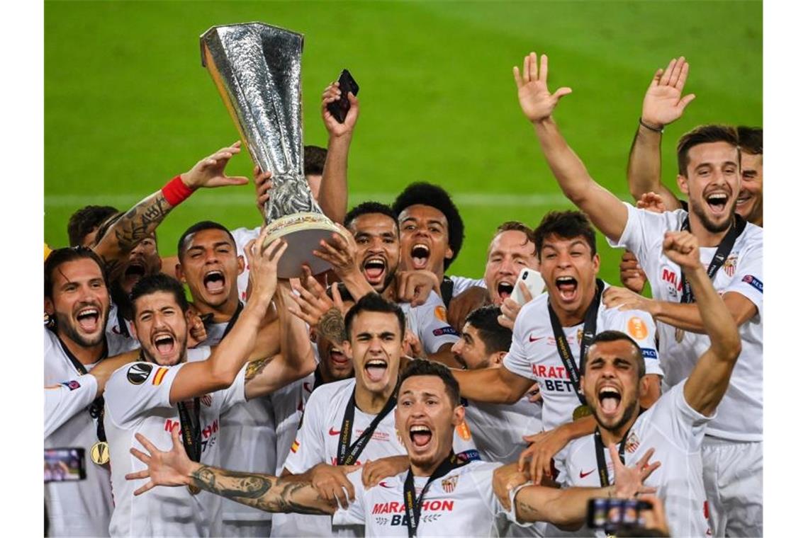 Sevillas Spieler feiern ihren Sieg mit dem Europa-League-Pokal. Foto: Federico Gambarini/dpa