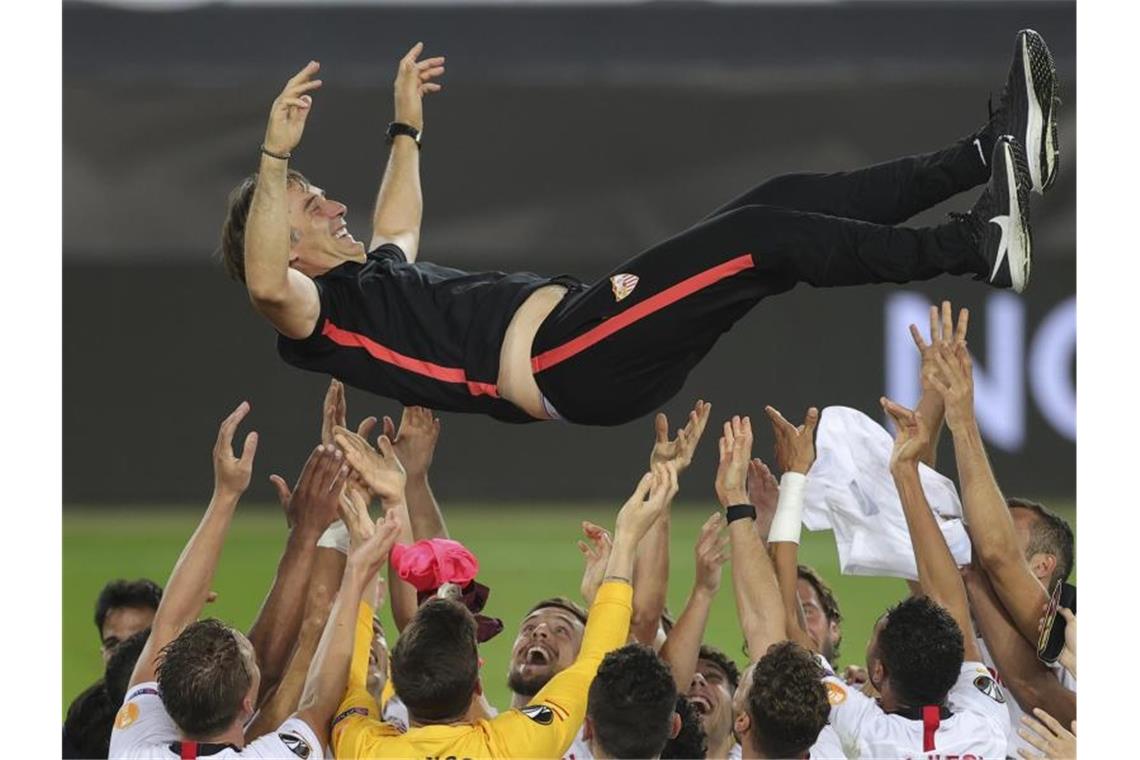 Sevillas Trainer Julen Lopetegui wird nach dem Finale in die Luft geworfen. Foto: Friedemann Vogel/Pool EPA/AP/dpa