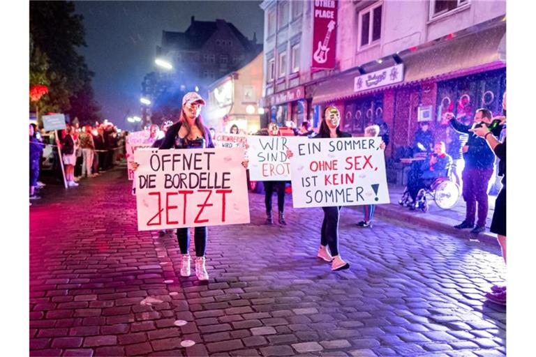 Sexarbeiterinnen demonstrieren auf dem Hamburger Kiez gegen ein coronabedingtes Arbeitsverbot im Rotlichtsektor (Archiv). Foto: Daniel Reinhardt/dpa