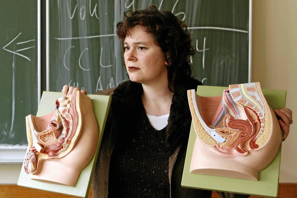 Sexualkunde in der Schule: Aufklärung ist ein lebenslanger Lernprozess Sexualerziehung ist mehr als der klassische Aufklärungsunterricht, in dem die Biologie, Verhütungsmittel und übertragbare Krankheiten im Vordergrund stehen. Sie soll Kindern eine Sprache für sich, ihren Körper und ihre Gefühle geben. Foto: imago stock&people