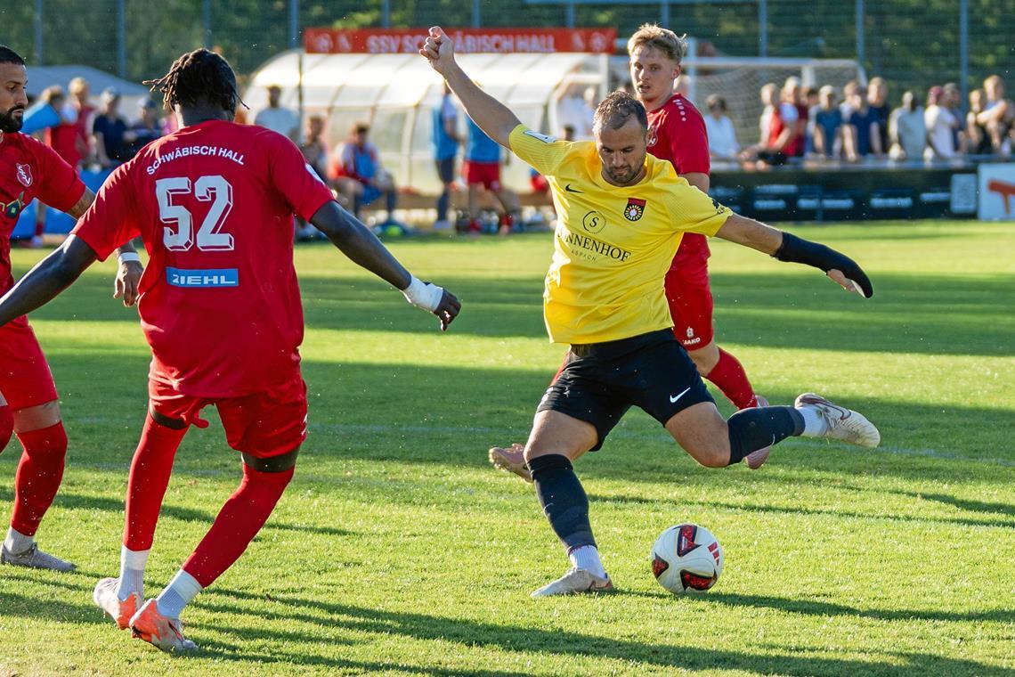 SG-Angreifer Fabian Eisele hat es beim 6:0 in Schwäbisch Hall immer wieder probiert und am Ende drei Treffer erzielt. Foto: Philip Ziegler