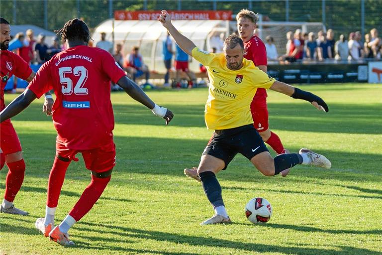SG-Angreifer Fabian Eisele hat es beim 6:0 in Schwäbisch Hall immer wieder probiert und am Ende drei Treffer erzielt. Foto: Philip Ziegler