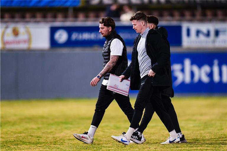 SG-Coach Pascal Reinhardt (links) sowie die Co-Trainer Patrick Ziegler (rechts) und Maurizio Blunda (verdeckt dahinter) müssen wegen Reinhardts Teilnahme am A-Trainerlehrgang ihre Zusammenarbeit derzeit noch besser koordinieren. Archivfoto: Imago