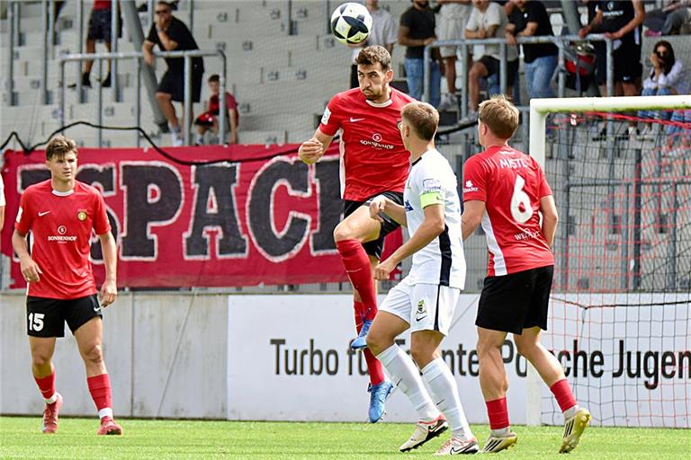 SG-Innenverteidiger Arbnor Nuraj (beim Kopfball) ist am Samstag gegen den Bahlinger SC gesperrt. Foto: Tobias Sellmaier
