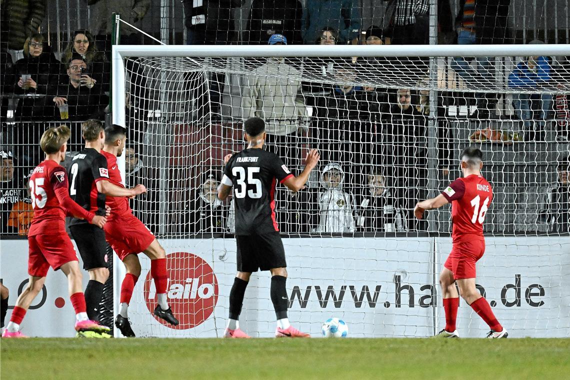 SG Sonnenhof Großaspach bezwingt Rumpfteam von Eintracht Frankfurt mit 1:0 SG-Kapitän Volkan Celiktas erzielt das siegbringende 1:0 für Großaspach. Foto: Jan Hübner
