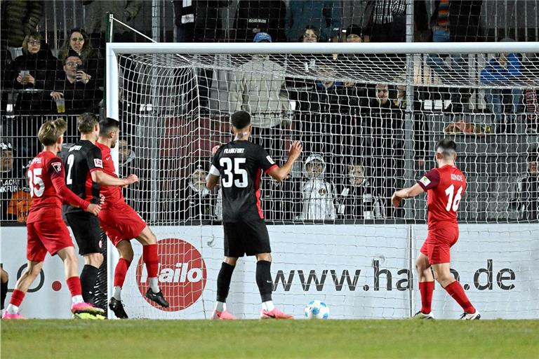 SG-Kapitän Volkan Celiktas erzielt das siegbringende 1:0 für Großaspach. Foto: Jan Hübner
