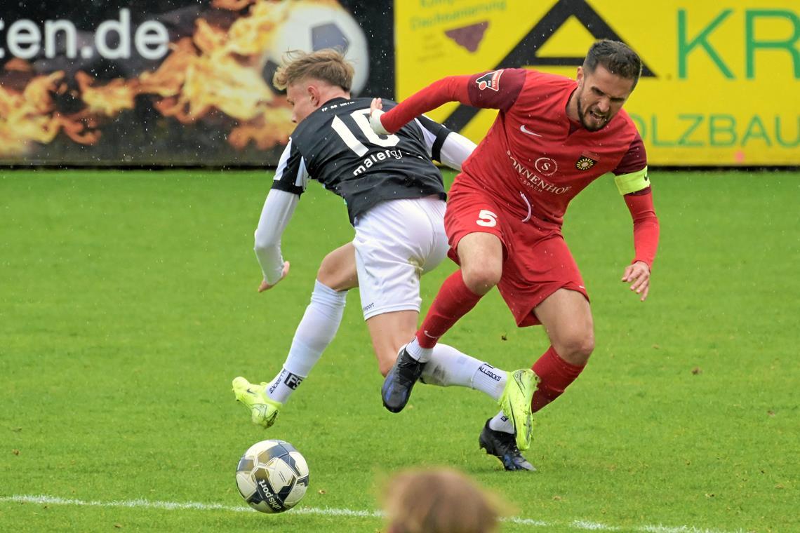 SG Sonnenhof Großaspach macht in Unterzahl aus dem 0:1 ein 2:1 SG-Kapitän Volkan Celiktas geht in den Zweikämpfen mit gutem Beispiel voran und verwandelt auch den Foulelfmeter zum 1:1. Foto: Eibner