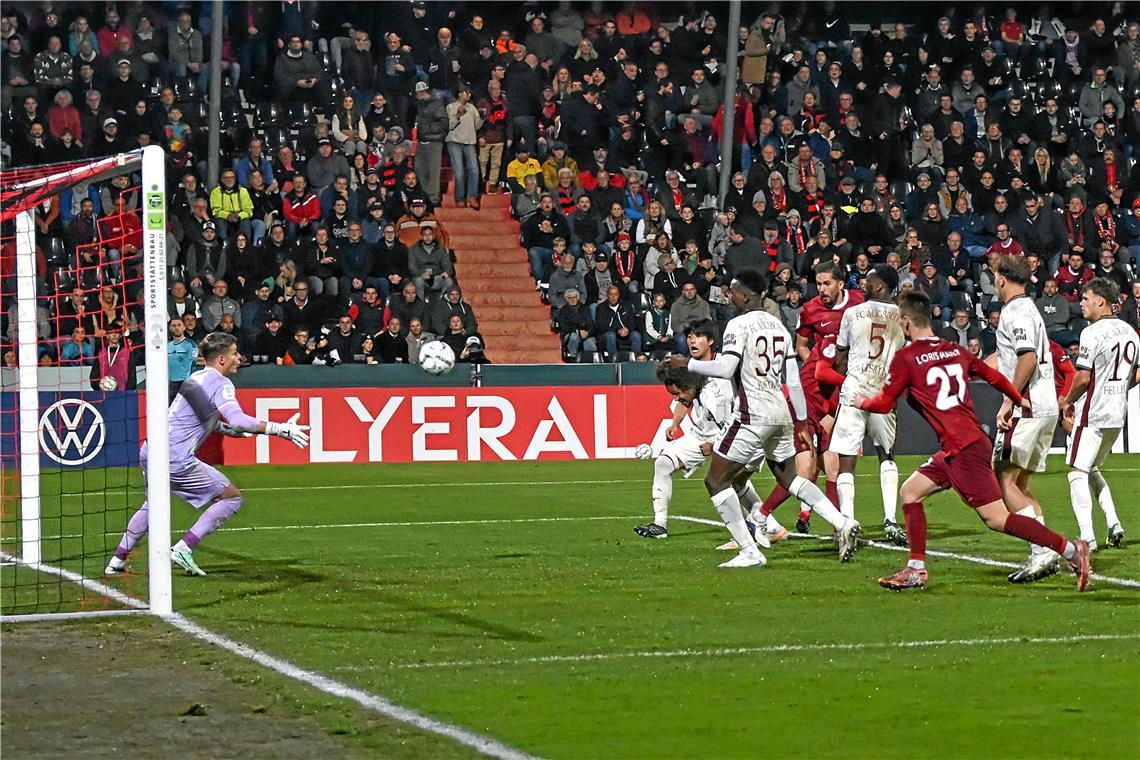 SG-Kapitän Volkan Celiktas (im Hintergrund im roten Trikot) köpft den 2:2-Ausgleich. Erst in der Schlussphase entscheidet Augsburg die Partie für sich. Foto: Tobias Sellmaier