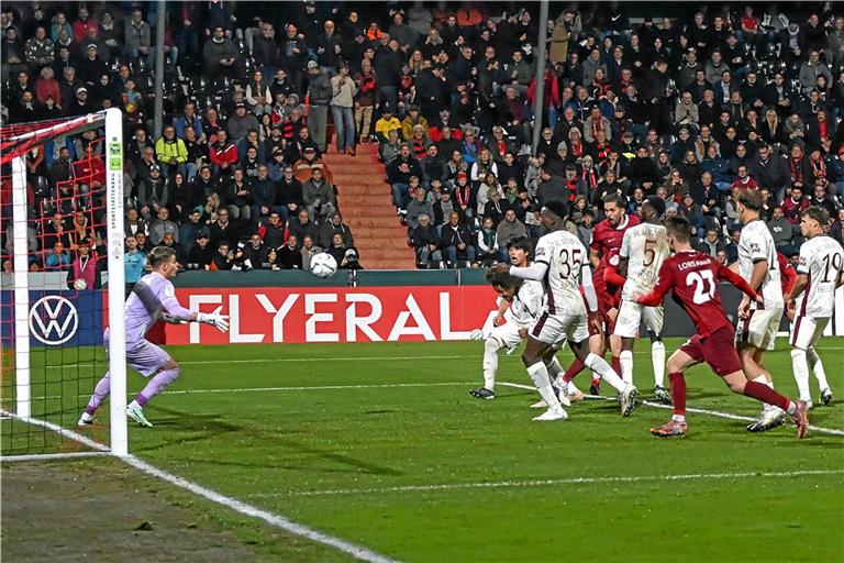 SG-Kapitän Volkan Celiktas (im Hintergrund im roten Trikot) köpft den 2:2-Ausgleich. Erst in der Schlussphase entscheidet Augsburg die Partie für sich. Foto: Tobias Sellmaier