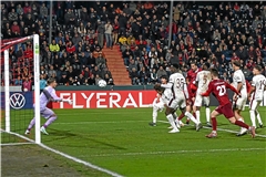 SG-Kapitän Volkan Celiktas (im Hintergrund im roten Trikot) köpft den 2:2-Ausgleich. Erst in der Schlussphase entscheidet Augsburg die Partie für sich. Foto: Tobias Sellmaier