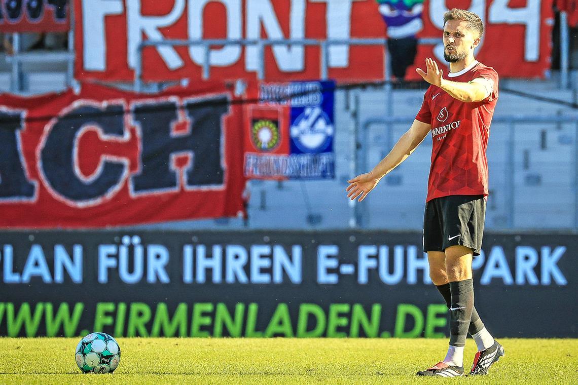 SG-Kapitän Volkan Celiktas ist gelbgesperrt und deshalb am Samstag am Spielfeldrand auch ein Stück weit Fan. Foto: Alexander Becher