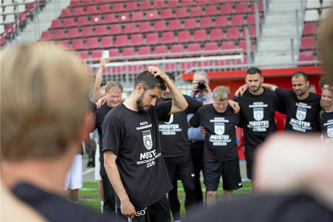 SG-Kapitän Volkan Celiktas wirkt im Kreise seiner Kollegen fast gerührt. 