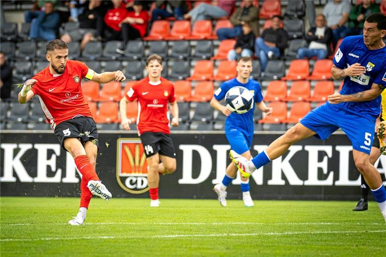 SG-Kapitän Volkan Celiktas zirkelt den Ball zum zwischenzeitlichen 2:0 ins Balinger Tor. Foto: Alexander Becher