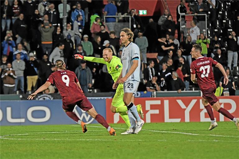 SG-Keeper Maximilian Reule (gelbes Trikot) avanciert im Elfmeterschießen zum Pokalhelden des Abends und sprintet mit seinen Teamkollegen im Schlepptau zu den Fans. Foto: Tobias Sellmaier