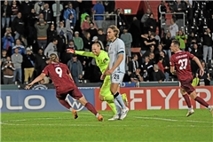 SG-Keeper Maximilian Reule (gelbes Trikot) avanciert im Elfmeterschießen zum Pokalhelden des Abends und sprintet mit seinen Teamkollegen im Schlepptau zu den Fans. Foto: Tobias Sellmaier