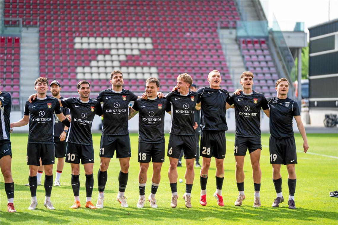 SG-Spieler feiern in der Kurve der Fans. 