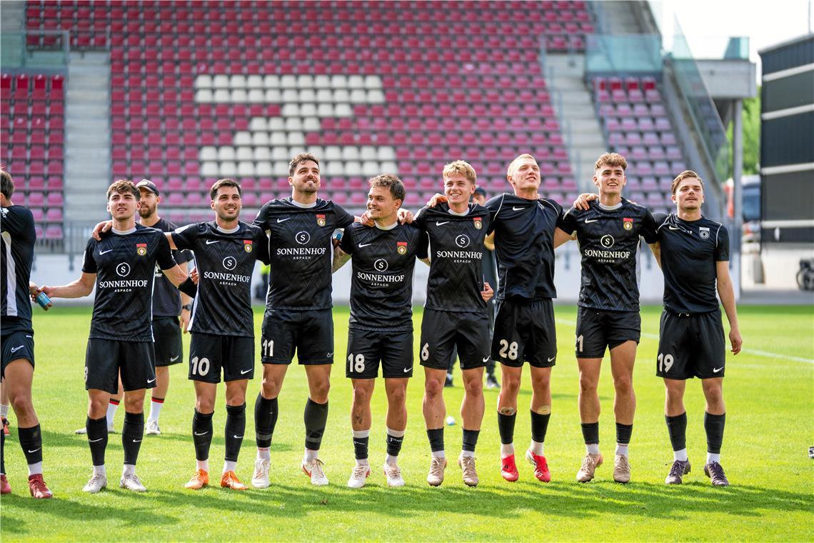 SG-Spieler feiern in der Kurve der Fans.