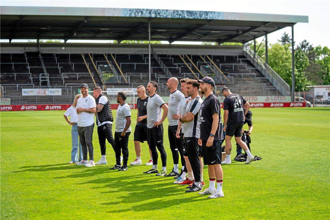 SG-Spieler feiern mit den Fans..