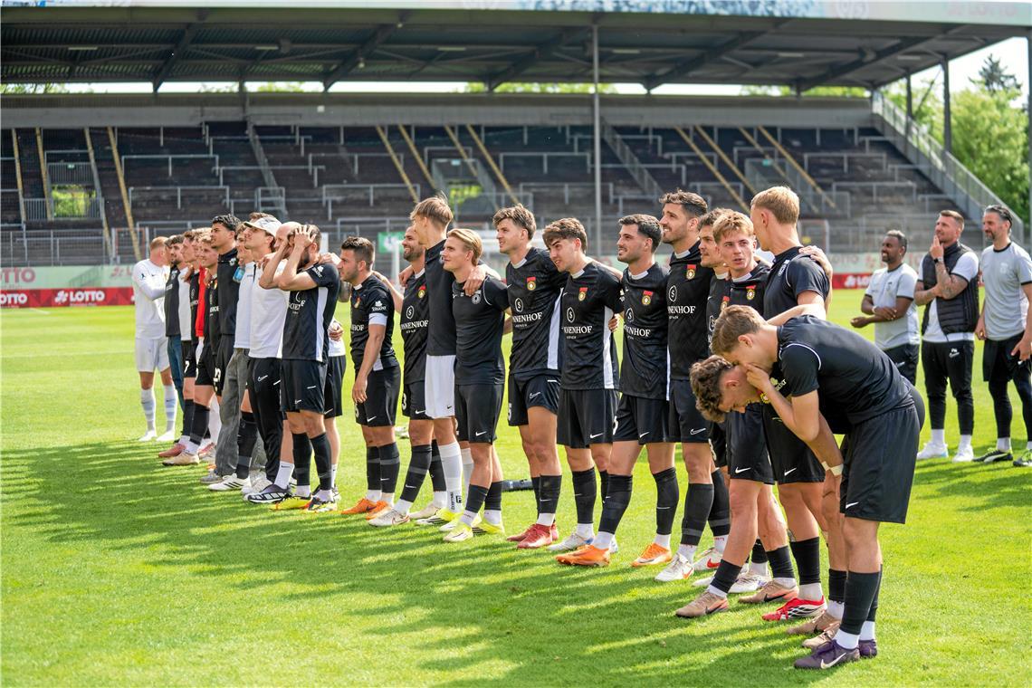 SG-Spieler feiern mit den Fans..