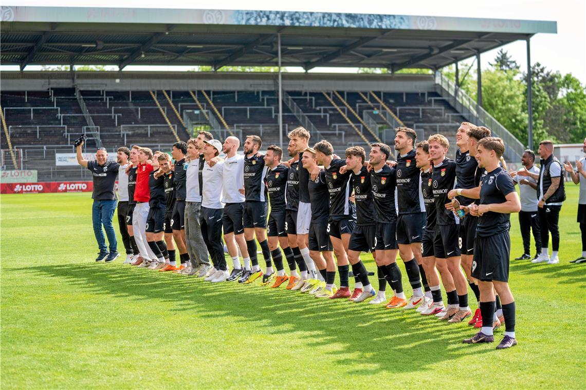SG-Spieler feiern mit den Fans..